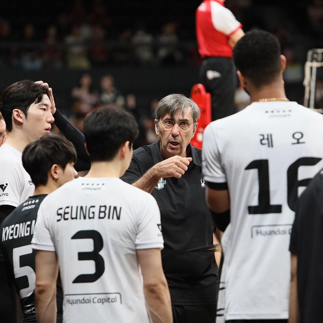 본문 이미지 -  현대캐피탈이  일본 나고야 훈련을 마치고 12일 귀국했다.&#40;현대캐피탈 제공&#41;