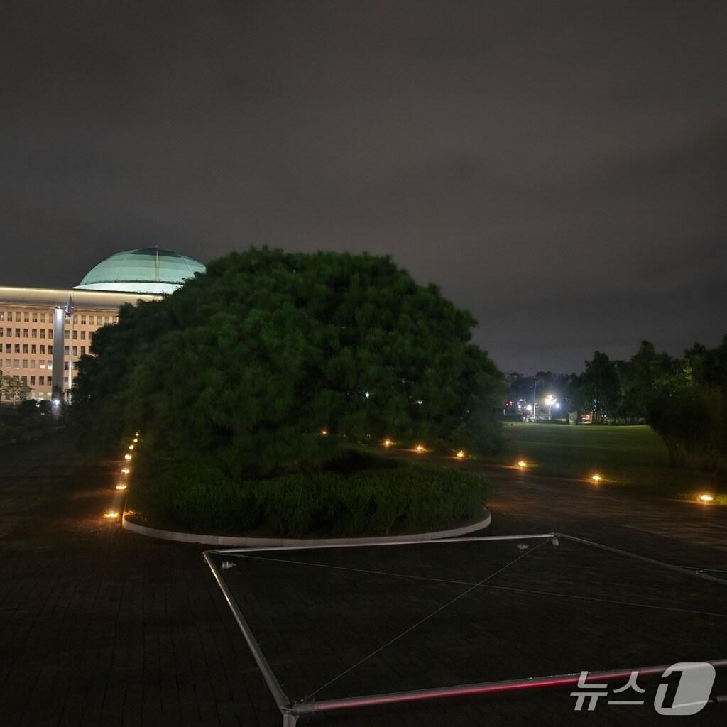 본문 이미지 - 국민의힘이 분향소 설치를 위해 설치하다 중단된 분향소 구조물. 2025.10.12/뉴스1 ⓒ News1 박기현 기자