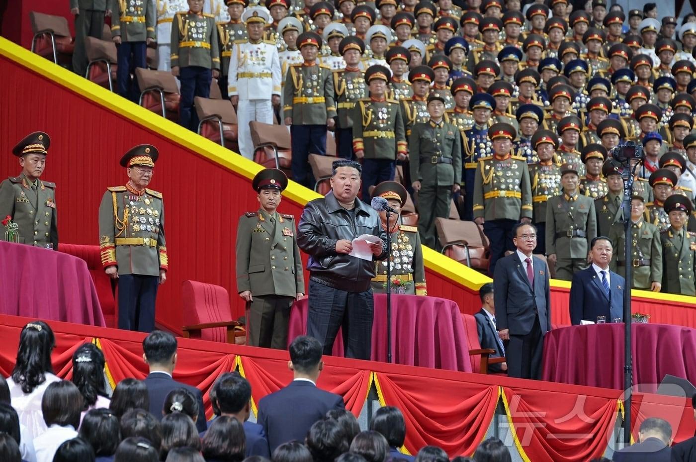 &#40;평양 노동신문=뉴스1&#41; = 북한 노동당 기관지 노동신문은 김정은 당 총비서가 12일 조선노동당 창건 80돌&#40;주년&#41; 경축행사 참가자들과 보장성원&#40;행사 요원&#41;들을 축하격려하고, 함께 대집단체조와 예술공연을 관람했다고 13일 보도했다. [국내에서만 사용가능. 재배포 금지. DB 금지. For Use Only in the Republic of Korea. Redistribution Prohibited] rodongphoto@news1.kr