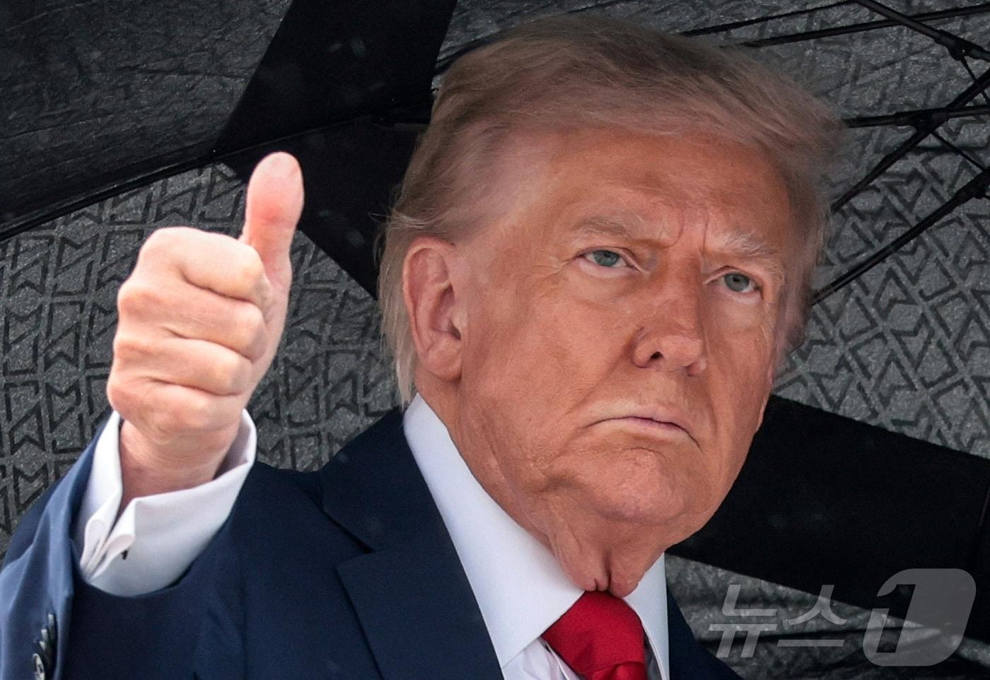 도널드 트럼프 미국 대통령이 12일&#40;현지시간&#41; 메릴랜드주 앤드루스 합동 기지에서 이스라엘로 출발하기 위해 미 대통령 전용기 에어포스원에 탑승하기에 앞서 엄지손가락을 치켜세우고 있다. 2025.10.12. ⓒ 로이터=뉴스1 ⓒ News1 류정민 특파원