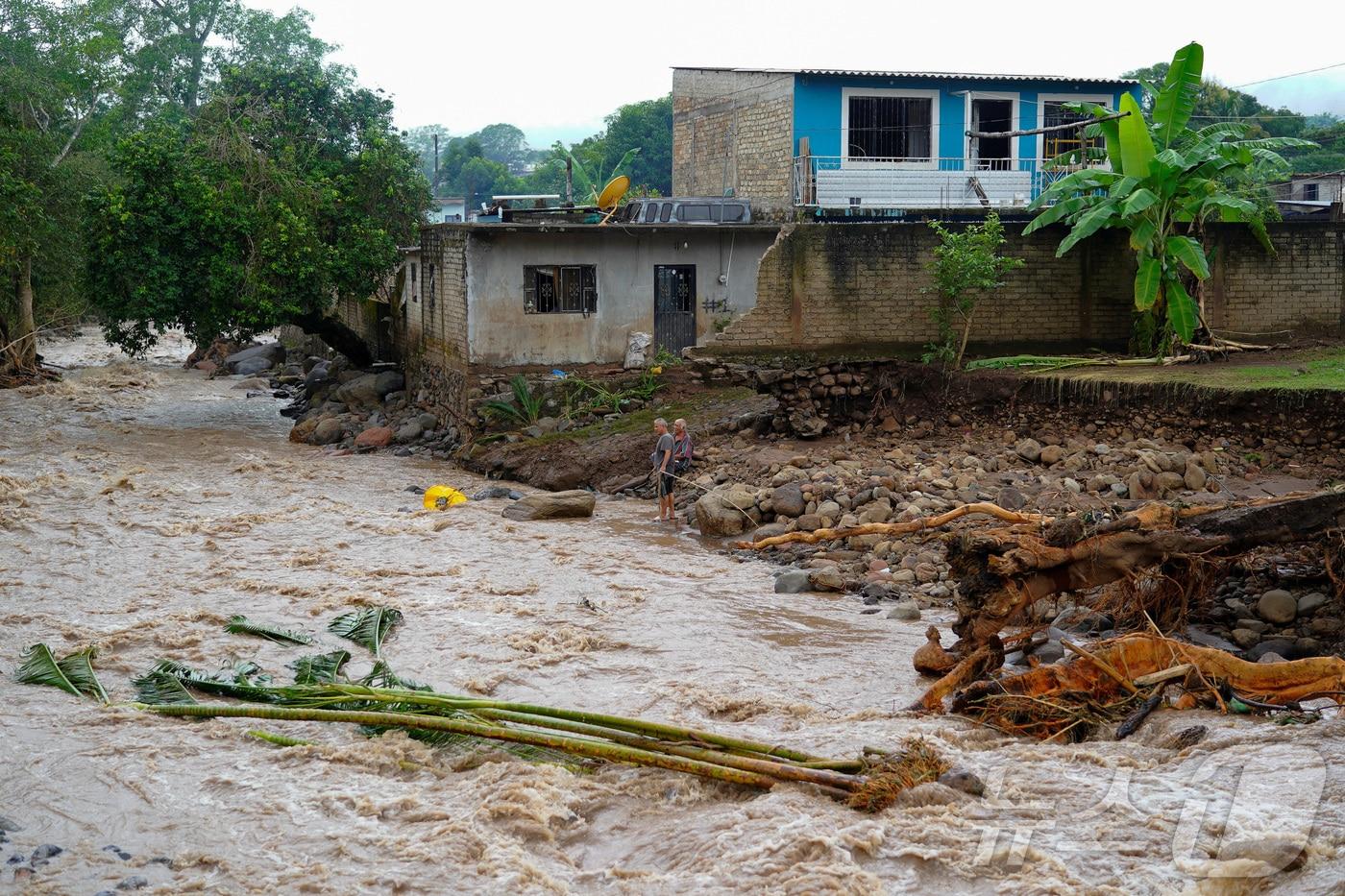 멕시코 나야리트주 잘코코탄에서 12일(현지시간) 열대성 폭풍 레이몬드로 인한 폭우가 산사태와 홍수를 일으켜 강이 범람한 모습. 2025.10.13. ⓒ 로이터=뉴스1