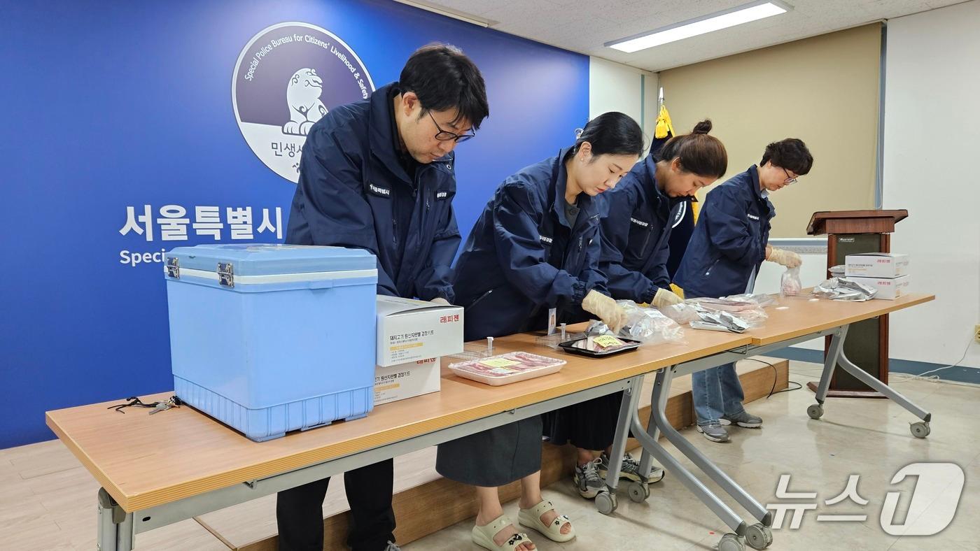 돼지고기 원산지판별 검사키트 활용 원산지 검사 장면&#40;서울시 제공&#41;