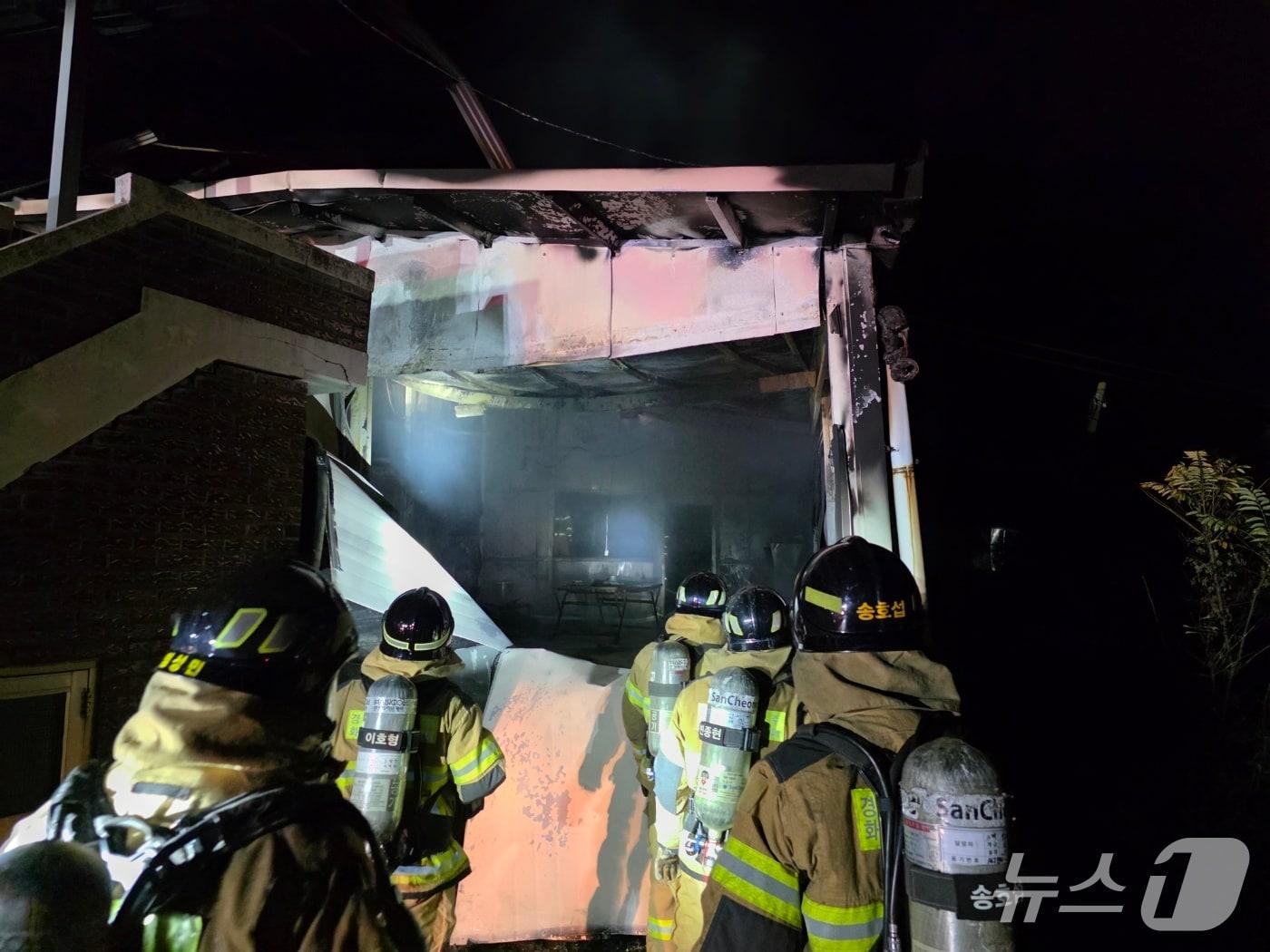 본문 이미지 - 13일 오전 2시 47분쯤 경북 상주시 모동면 반계리 포도 저장 창고에서 불이 나 소방당국이 화재를 진압하고 있다.(경북소방본부 제공. 재판매 및 DB 금지)2025.10.12/뉴스1