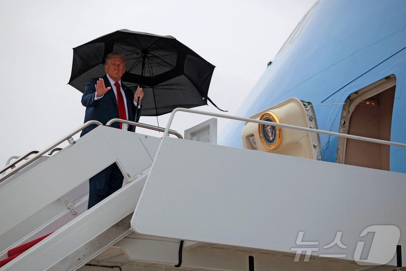 12일&#40;현지시간&#41; 미국 메릴랜드주 앤드루스 합동기지에서 도널드 트럼프 대통령이 중동 평화 외교를 위한 순방길에 오르며 에어포스원 탑승 전 손을 흔들고 있다. 2025.10.12 ⓒ AFP=뉴스1