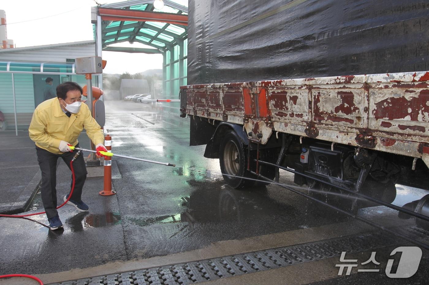 송기섭 충북 진천군수가 겨울철  특별방역 현장을 찾아 소독작업을 하고 있다.(진천군 제공, 재판매 및 DB금지)/뉴스1