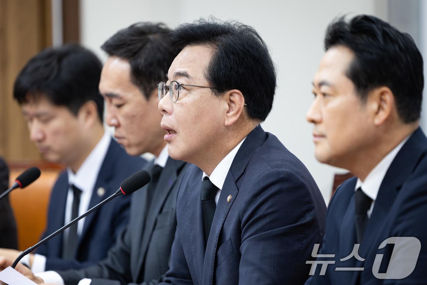 송언석 국민의힘 원내대표가 13일 서울 여의도 국회에서 열린 최고위원회의에서 모두 발언을 하고 있다. ⓒ News1 유승관 기자