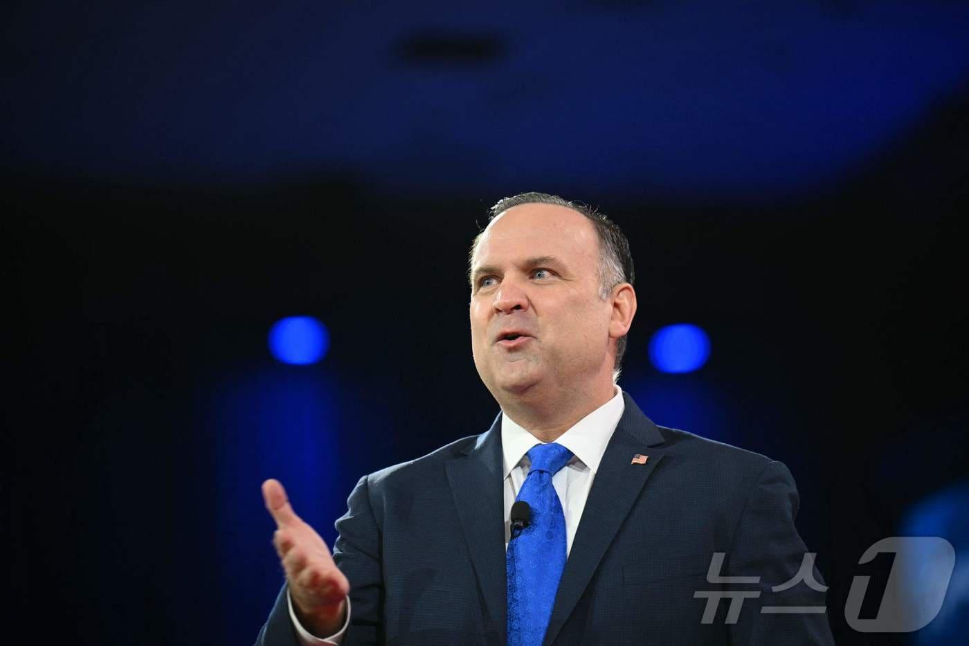 댄 스카비노 백악관 부비서실장이 지난 2월 메릴랜드주에서 열린 보수정치행동회의&#40;CPAC&#41;에서 연설하고 있다. 2025.2.22 ⓒ AFP=뉴스1