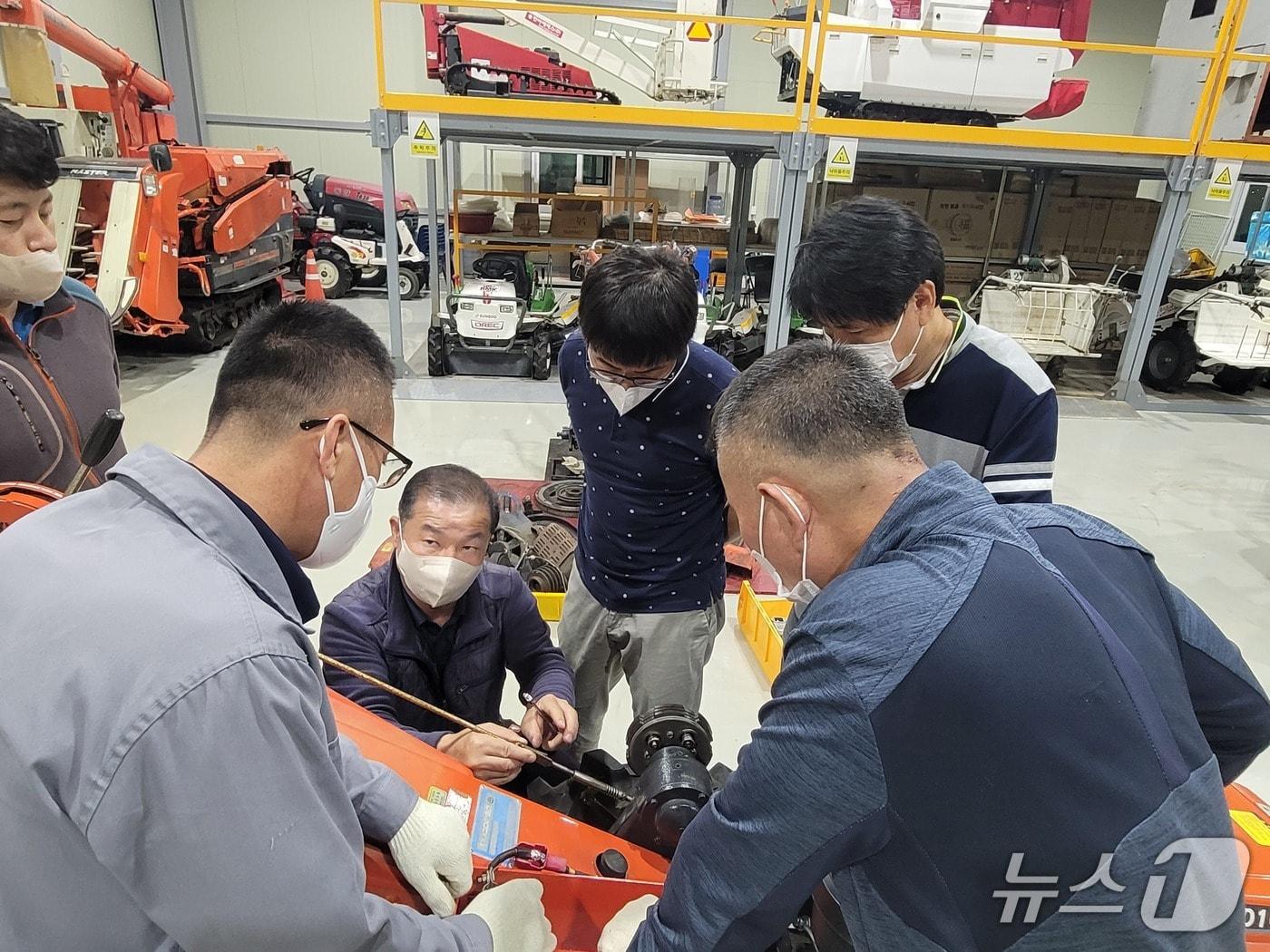 본문 이미지 - 충북 진천군 농기계 정비교육 현장 모습.(진천군 제공, 재판매 및 DB금지)/뉴스1