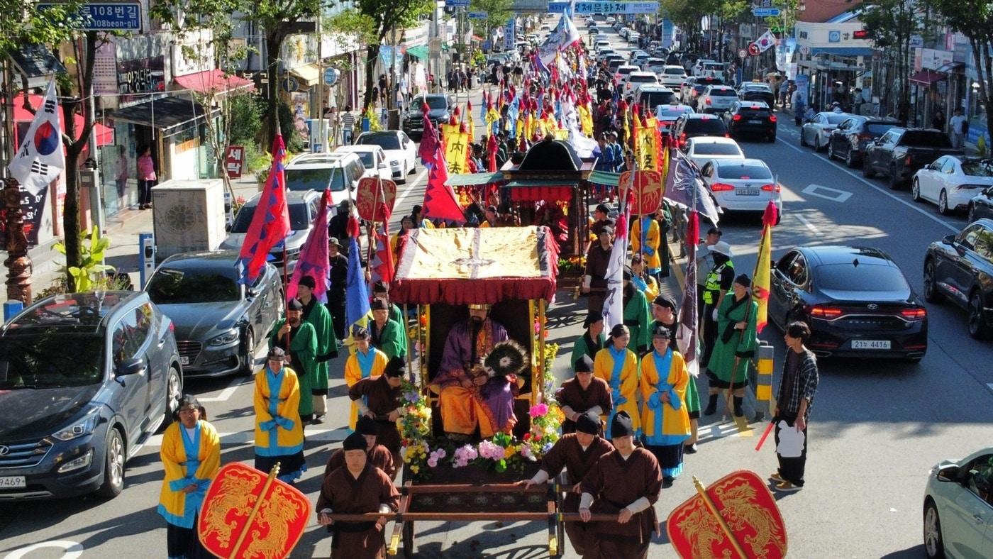 지난 11일 충남 부여군 시가지에서 진행된 '백제역사문화행렬' 모습.(부여군 제공. 재판매 및 DB금지)/뉴스1