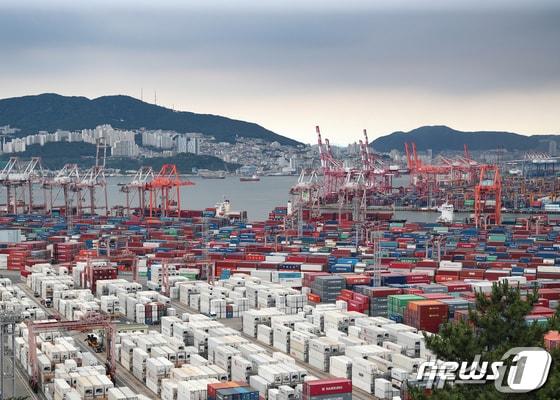 본문 이미지 - 1~10일 수출이 전년동기 대비 15.2% 감소했다. 그러나 조업일수를 고려한 일평균수출액은 33.2% 증가했다. &#40;자료사진&#41; /뉴스1  