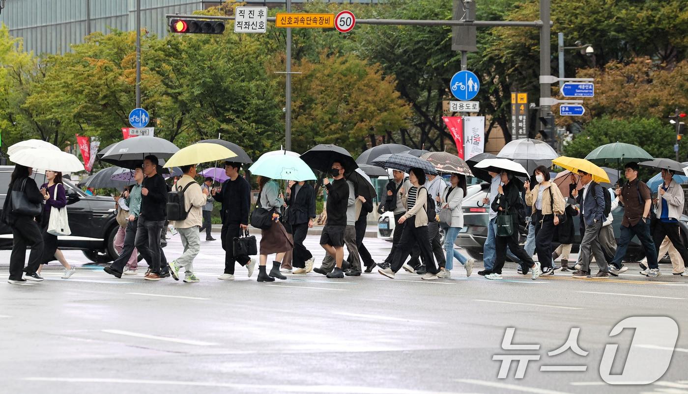 전국 대부분 지역에 비가 내리는 13일 서울 종로구 세종대로 사거리에서 우산 쓴 시민들이 발걸음을 옮기고 있다. 2025.10.13/뉴스1 ⓒ News1 이호윤 기자