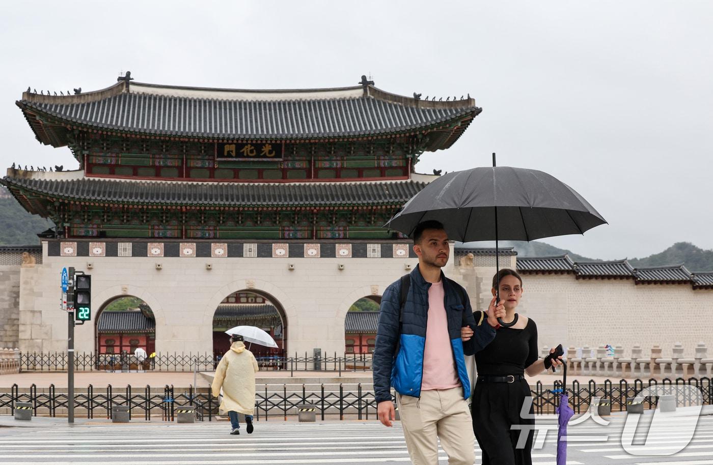 전국 대부분 지역에 비가 내리는 13일 서울 종로구 광화문 앞으로 우산 쓴 외국인 관광객들이 발걸음을 옮기고 있다. 2025.10.13/뉴스1 ⓒ News1 이호윤 기자