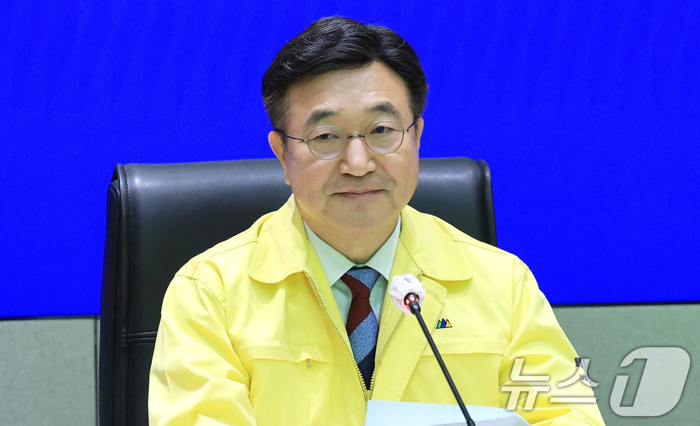 윤호중 행정안전부 장관이 13일 오전 서울 종로구 정부서울청사에서 열린 국가정보자원관리원 행정정보시스템 화재 관련 중앙재난안전대책본부 제11차 회의에서 모두발언을 하고 있다. 2025.10.13/뉴스1 ⓒ News1 임세영 기자