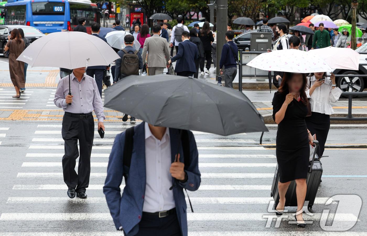 본문 이미지 - 우산 쓴 시민들이 발걸음을 옮기고 있다. (자료사진)/뉴스1 DB