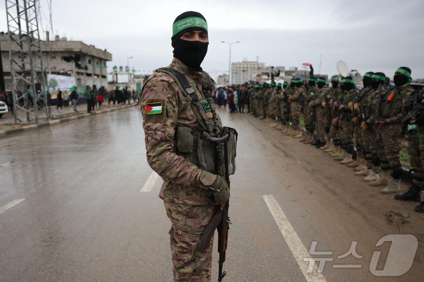 하마스 대원들이 지난 2월 가자지구 중부 누세이라트 난민 캠프에서 이스라엘 인질 인계 현장에 모여 있다. 2025.2.22 ⓒ AFP=뉴스1 <자료사진>