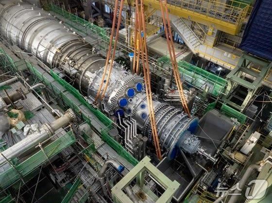 본문 이미지 - 두산에너빌리티가 개발하고 제작한 380MW급 가스터빈 제품 (사진제공 = 두산에너빌리티)