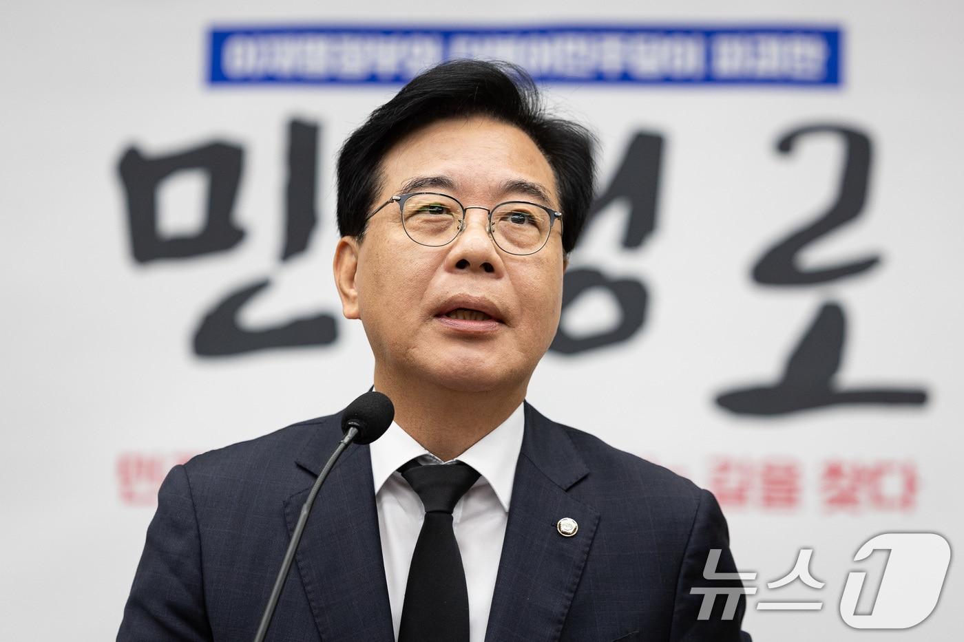 송언석 국민의힘 원내대표가 13일 서울 여의도 국회에서 열린 긴급 의원총회에서 모두 발언을 하고 있다. 2025.10.13/뉴스1 ⓒ News1 유승관 기자