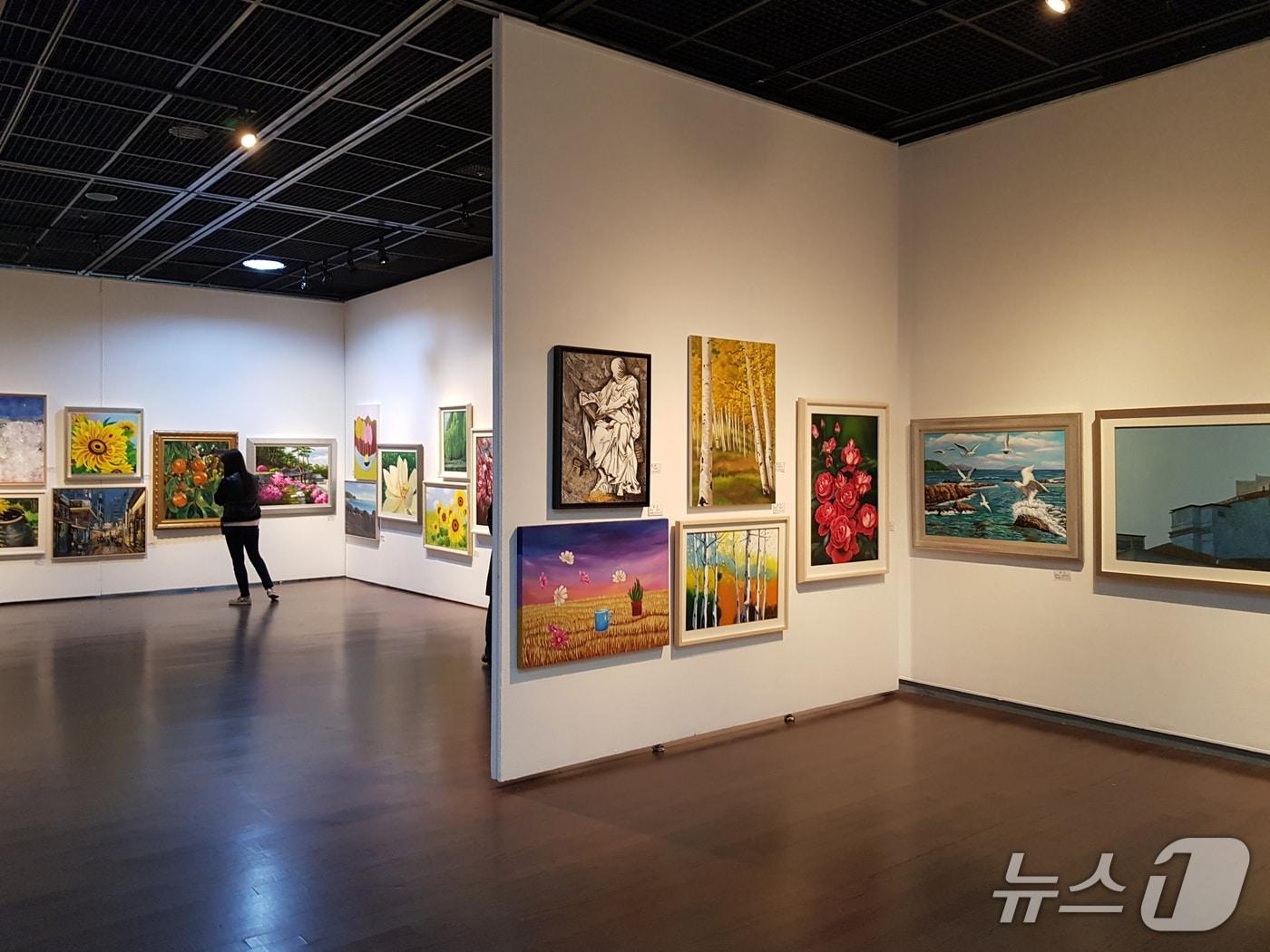 본문 이미지 - 경남 김해시가 10월 한 달간 다양한 문화행사를 연다. 사진은 김해미술대전 모습.(김해시 제공. 재판매 및 DB금지)