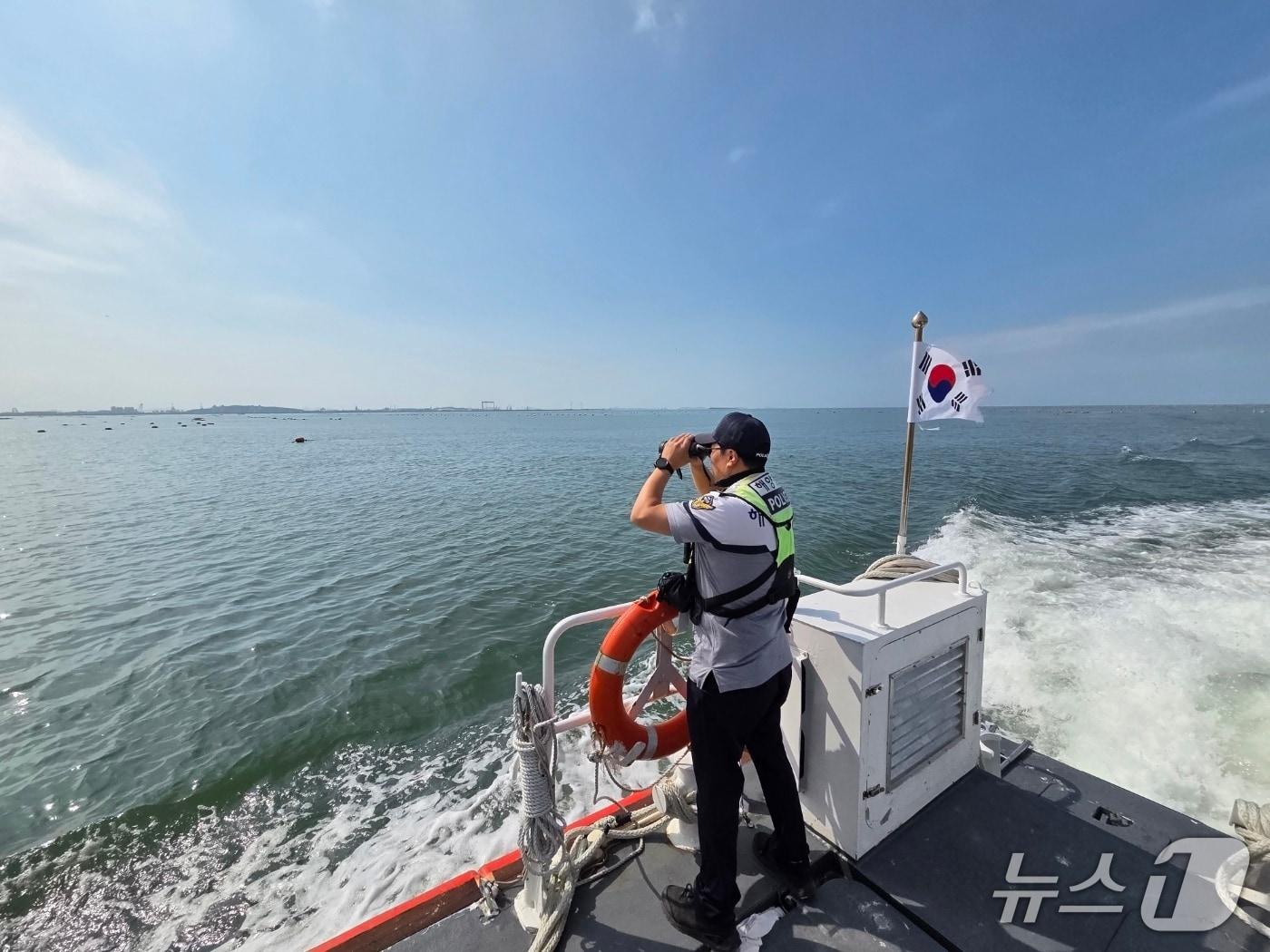 본문 이미지 - 해경이 군산시 개야도 인근 해상에서 실종자를 수색하고 있다.&#40;군산해양경찰서 제공. 재판매 및 DB금지&#41;