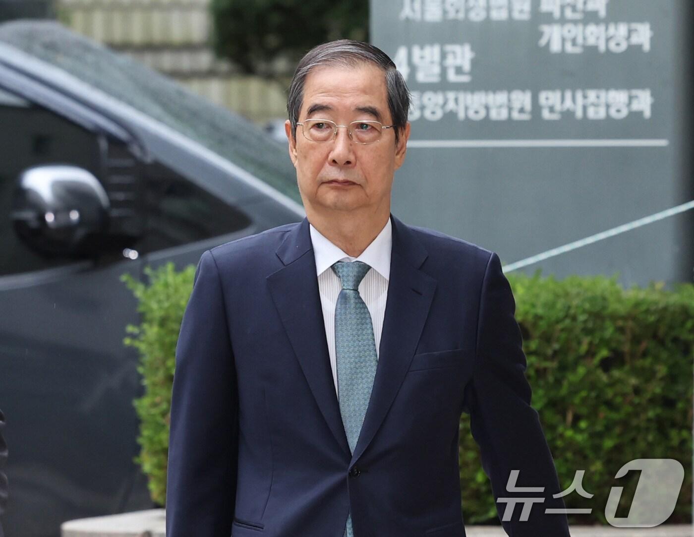 본문 이미지 - 한덕수 전 국무총리가 13일 오전 서울 서초구 서울중앙지법에서 열린 내란 우두머리 방조, 위증, 허위공문서 작성 및 행사 등 혐의 사건 재판에 출석하고 있다. &#40;공동취재&#41; 2025.12.13/뉴스1 ⓒ News1 구윤성 기자