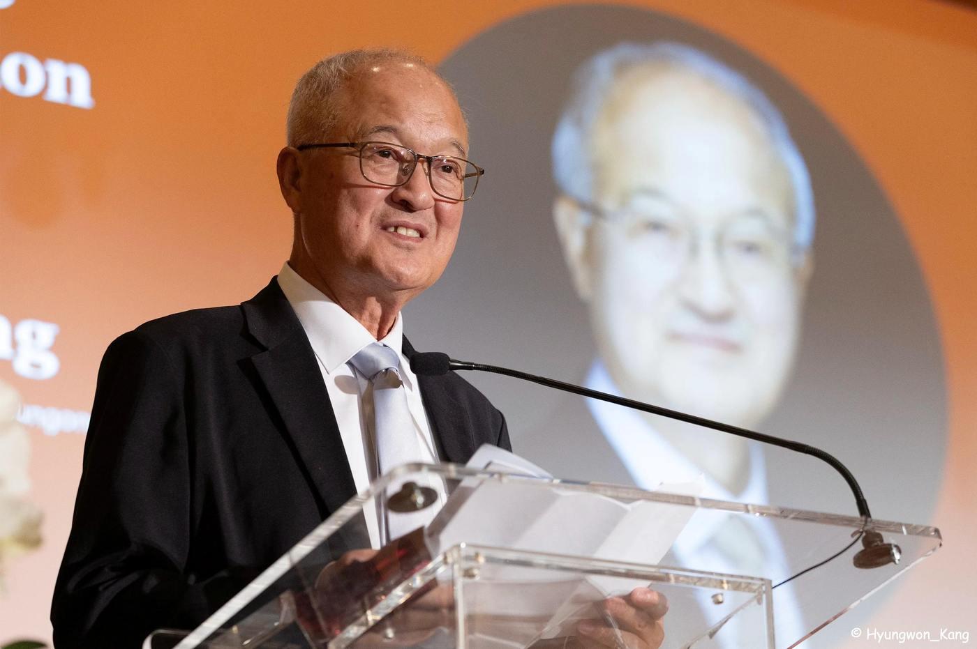 성기학 영원무역 회장이 지난 6일&#40;현지시간&#41; 미국 시카고 드레이크 호텔에서 열린 &#39;2025 WCD 비저너리 어워즈&#39;를 수상하고 있다.&#40;영원무역 제공&#41;