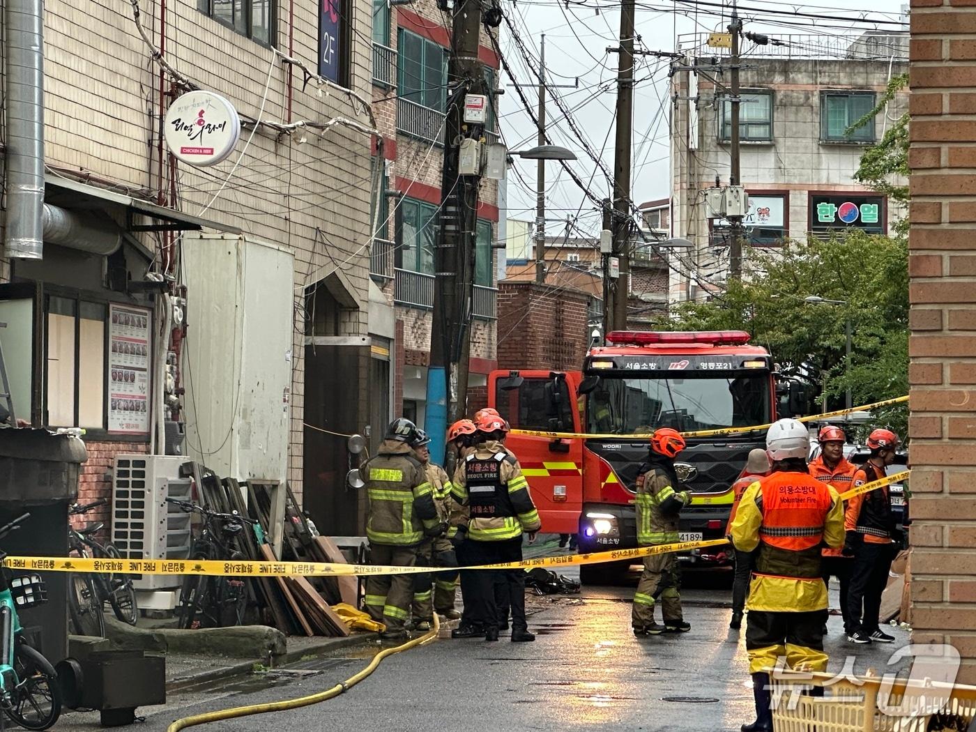 본문 이미지 - 13일 오전 5시 41분쯤 서울 영등포구 대림1동에 있는 4층짜리 건물 지하 1층 가구업체 창고에서 화재가 발생해 소방이 진압에 나섰다. 2025.10.13/뉴스1 강서연