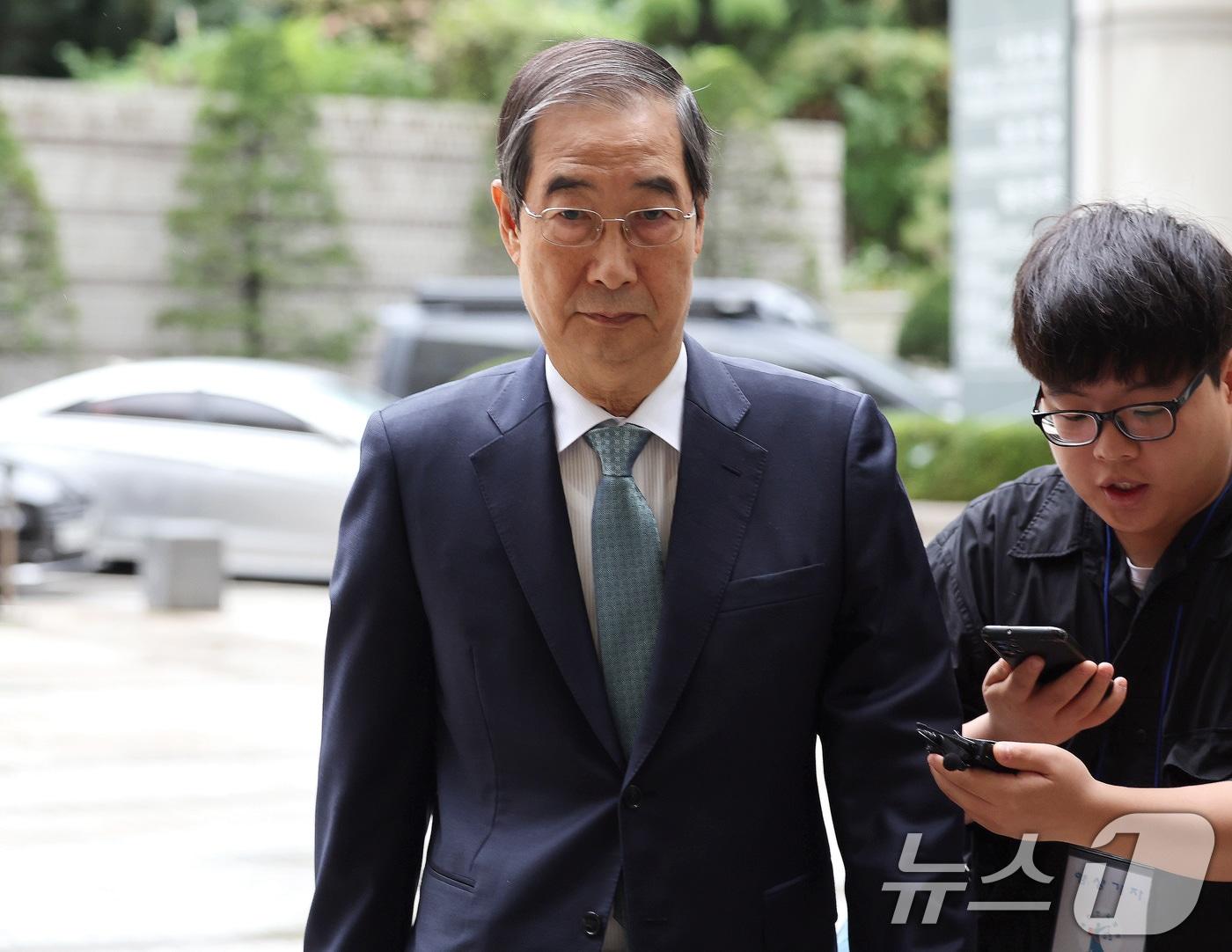 본문 이미지 - 한덕수 전 국무총리가 13일 오전 서울 서초구 서울중앙지법에서 열린 내란 우두머리 방조, 위증, 허위공문서 작성 및 행사 등 혐의 사건 재판에 출석하고 있다. &#40;공동취재&#41; 2025.10.13/뉴스1 ⓒ News1 구윤성 기자