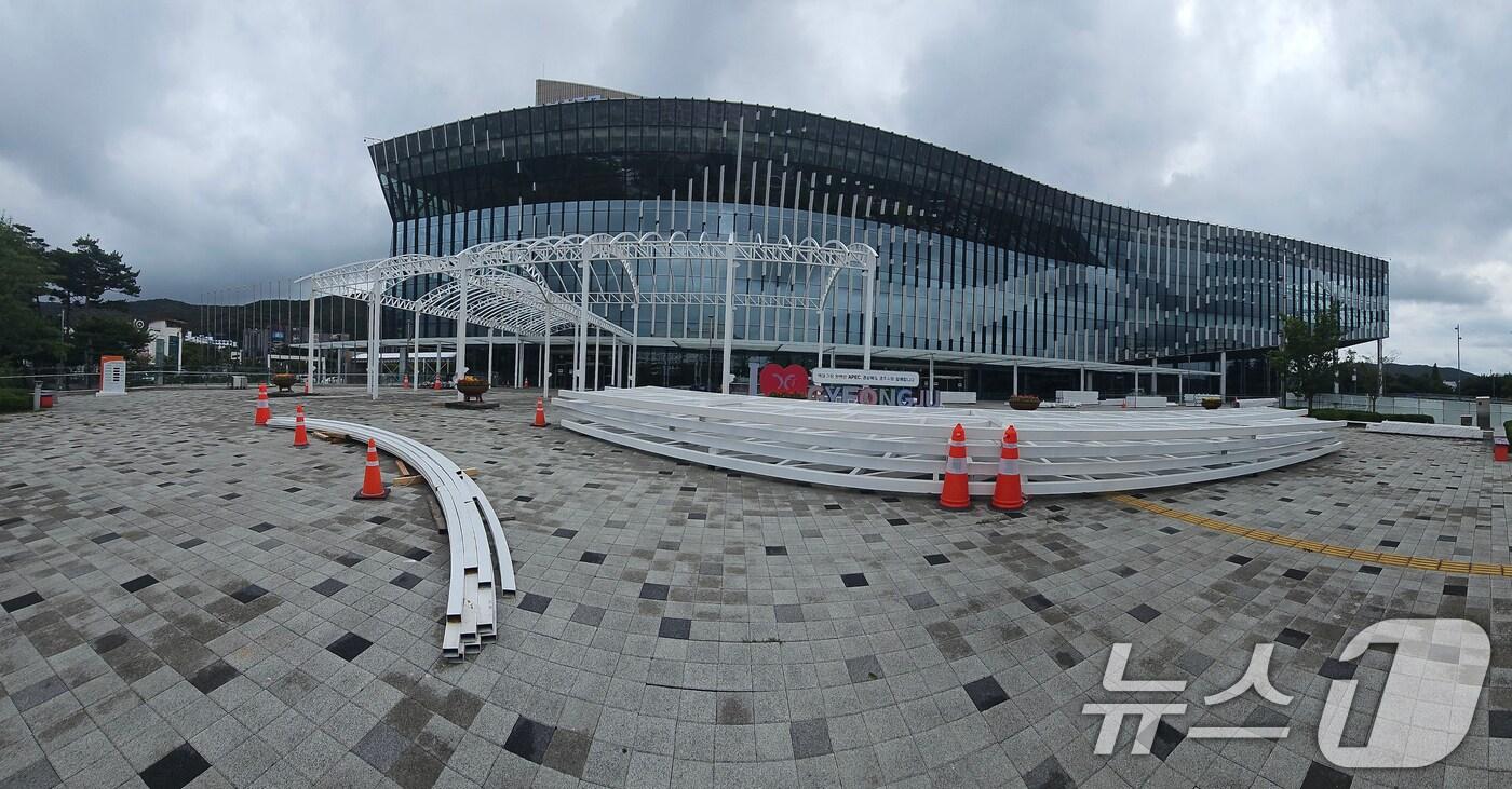 13일 APEC 2025 정상회의장인 경북 경주시 화백컨벤션센터에서 각국 정상들의 동선을 보호할 안전시설이 설치되고 있다. 2025.10.13/뉴스1 ⓒ News1 최창호 기자