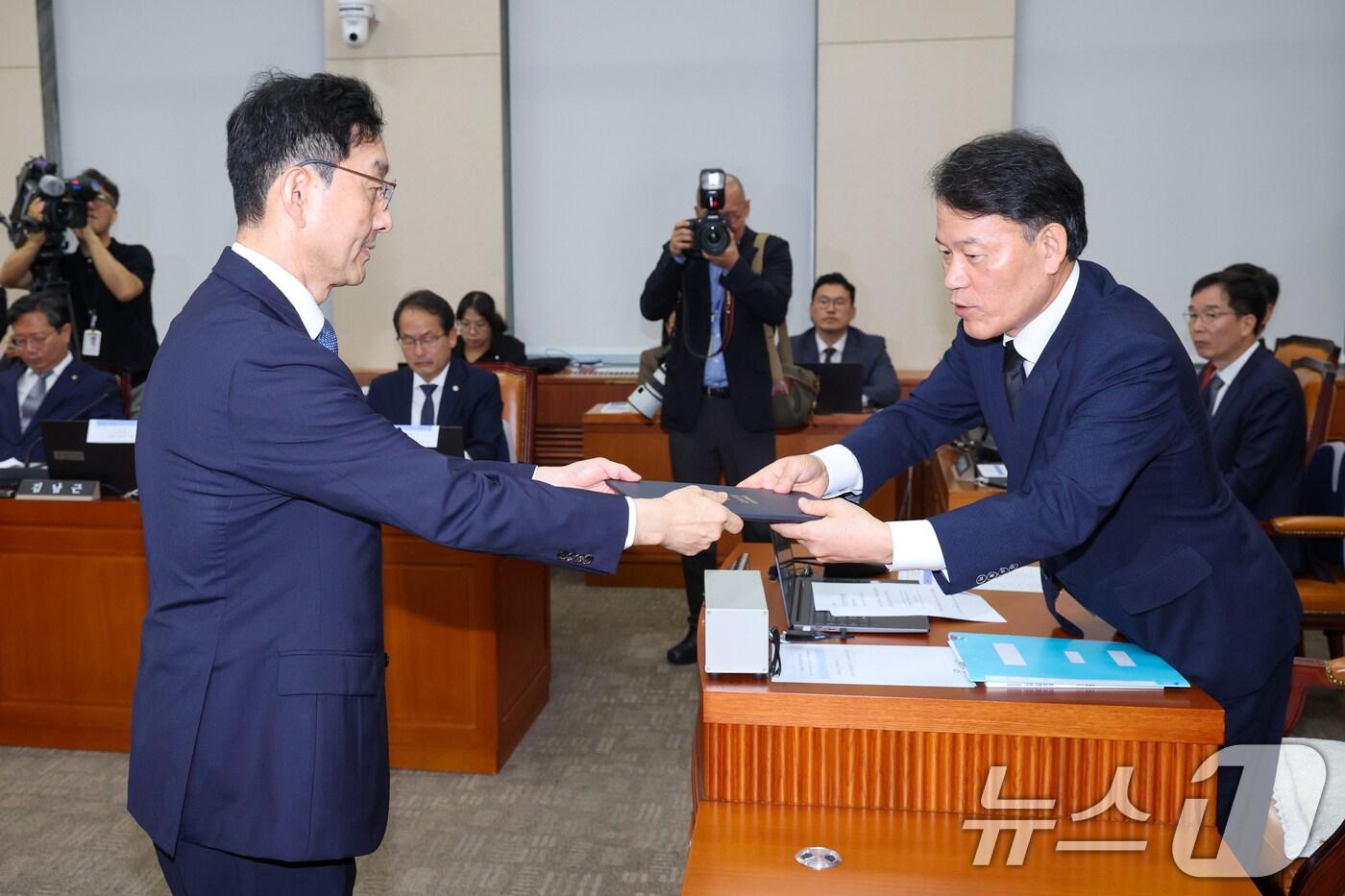 윤창렬 국무조정실장이 13일 서울 여의도 국회에서 열린 정무위원회 국정감사에 출석해 윤한홍 위원장에게 선서문을 전달하고 있다. 2025.10.13/뉴스1 ⓒ News1 안은나 기자