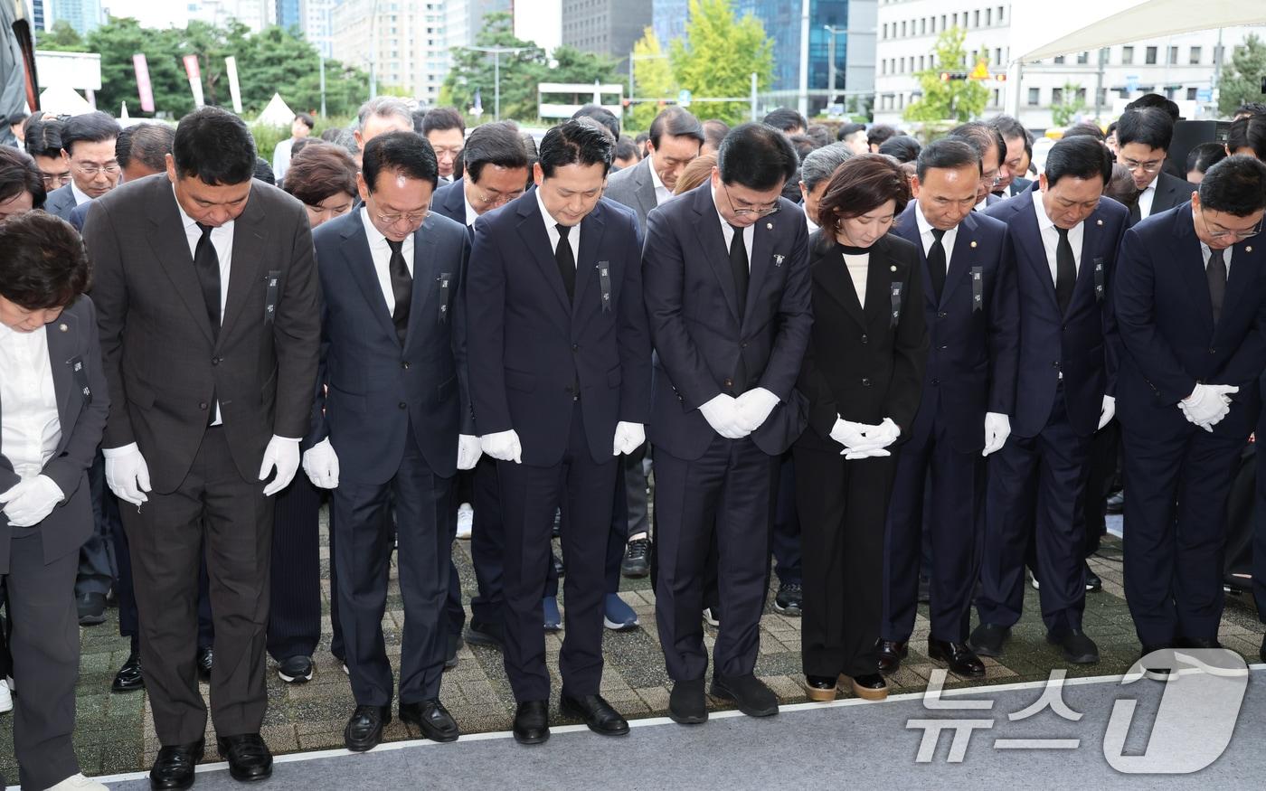 장동혁 국민의힘 대표, 송언석 원내대표를 비롯한 의원들이 13일 서울 여의도 국회에서 의원총회를 마친 뒤 김건희 특검 조사를 받던 중 숨진 양평군청 공무원 분향소를 찾아 묵념하고 있다. 2025.10.13/뉴스1 ⓒ News1 안은나 기자