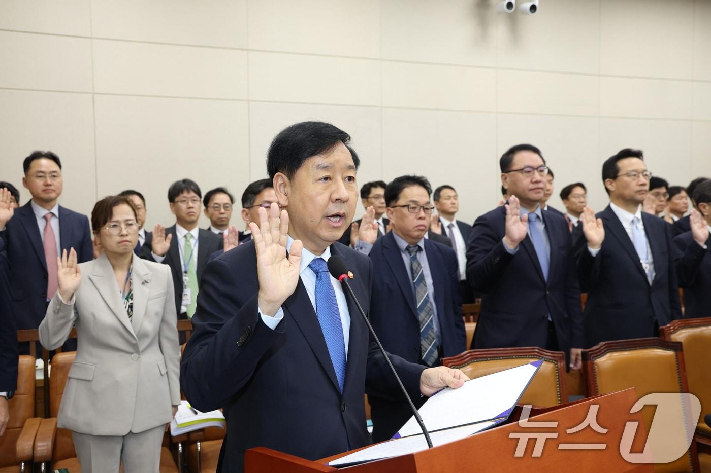 본문 이미지 - 구윤철 경제부총리 겸 기획재정부 장관이 13일 서울 여의도 국회 기획재정위원회 국정감사에 출석해 증인 선서하고 있다. 2025.10.13/뉴스1 ⓒ News1 이승배 기자