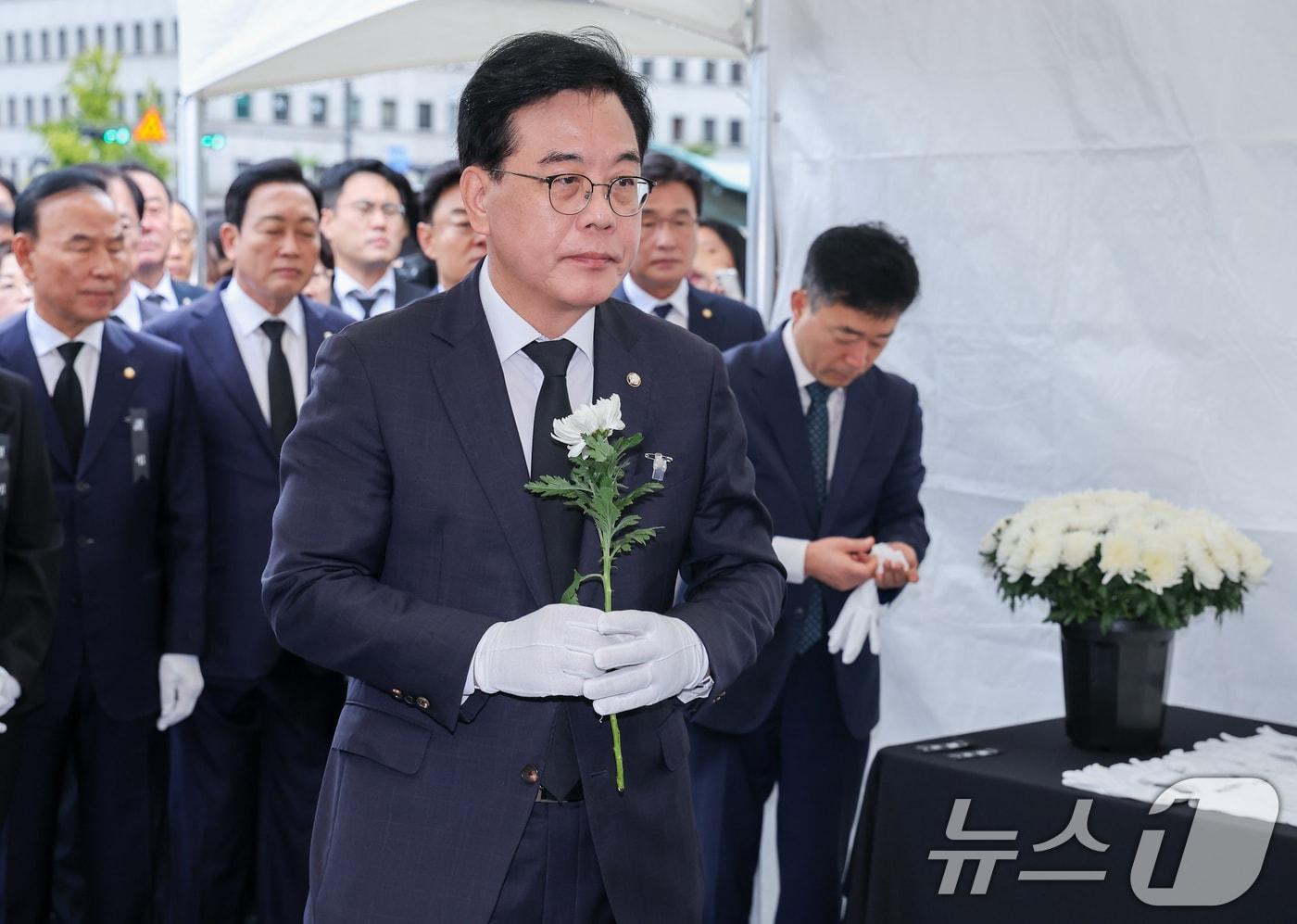 송언석 국민의힘 원내대표가 13일 서울 여의도 국회에서 의원총회를 마친 뒤 김건희 특검 조사를 받던 중 숨진 양평군청 공무원 분향소를 찾아 헌화하고 있다. 2025.10.13/뉴스1 ⓒ News1 안은나 기자