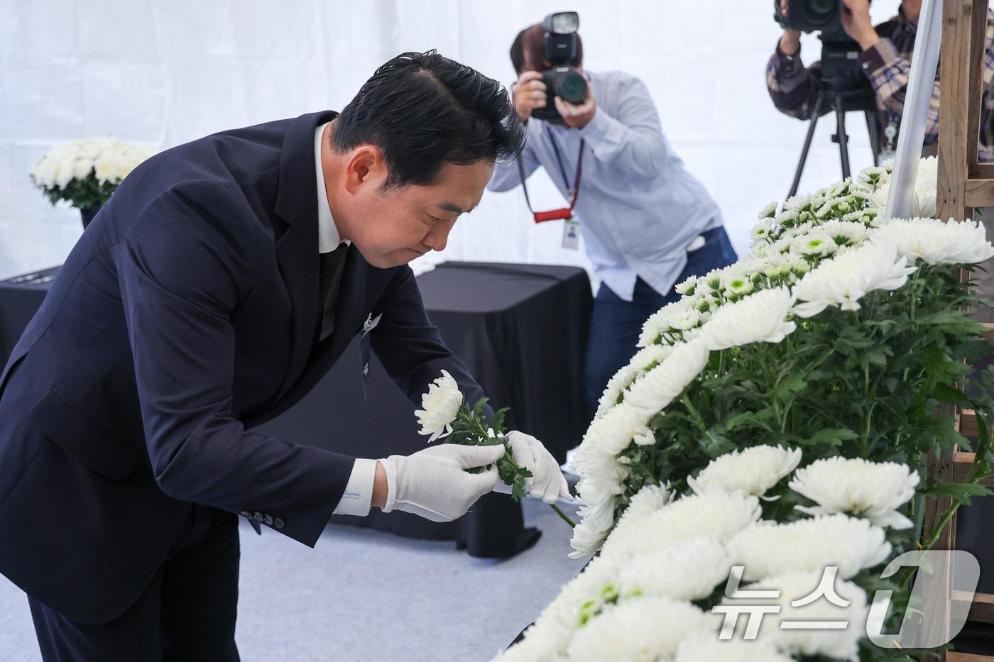 장동혁 국민의힘 대표가 13일 서울 여의도 국회에서 의원총회를 마친 뒤 김건희 특검 조사를 받던 중 숨진 양평군청 공무원 분향소를 찾아 헌화하고 있다. 2025.10.13/뉴스1 ⓒ News1 안은나 기자