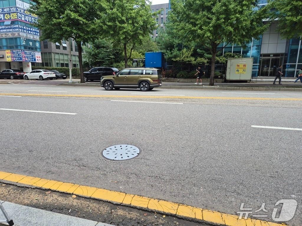 본문 이미지 - 경기 안양시가 전국 최초로 '맨홀 충격 방지구' 실증에 들어갔다. 사진은 수원지법 안양지원 옆 도로에 설치한 맨홀충격방지구.(안양시 제공. 재판매 및 DB금지)/뉴스1