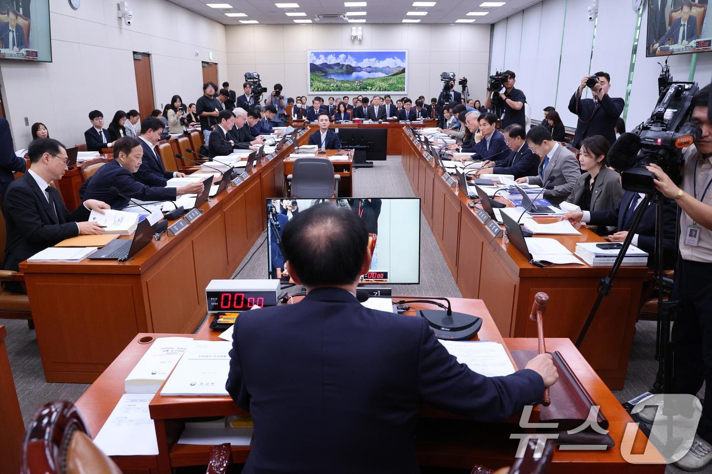 김석기 국회 외교통일위원장이 13일 서울 여의도 국회 외통위에서 열린 외교부 등에 대한 국정감사에서 의사봉을 두드리고 있다. 2025.10.13/뉴스1 ⓒ News1 신웅수 기자