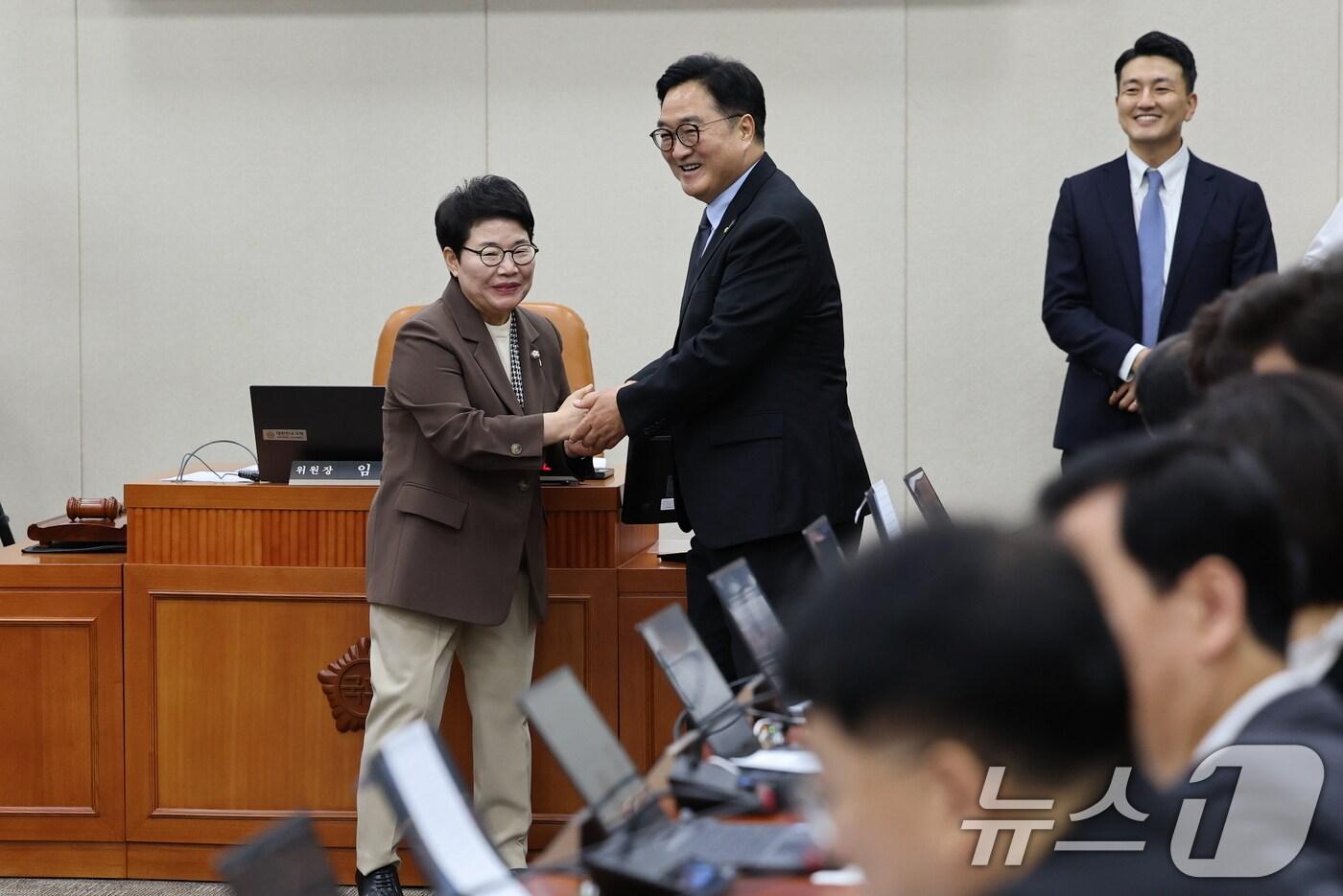 우원식 국회의장이 13일 서울 여의도 국회에서 열린 기획재정위원회 국정감사장을 찾아 임이자 위원장과 인사하고 있다. 2025.10.13/뉴스1 ⓒ News1 이승배 기자