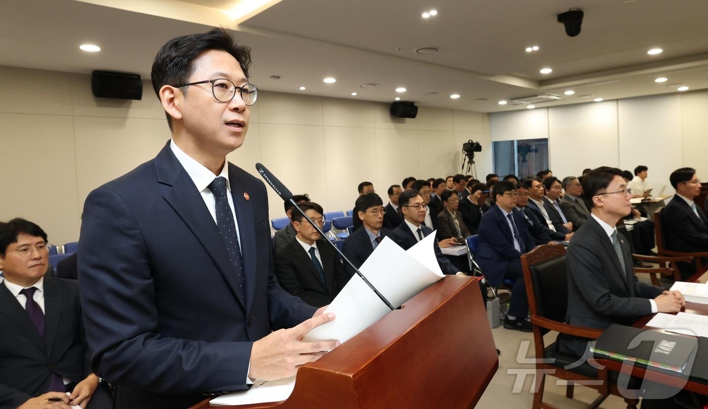 배경훈 부총리 겸 과학기술정보통신부 장관이 13일 세종시 정부세종청사에서 열린 국회 과학기술정보방송통신위원회의 과학기술정보통신부에 대한 국정감사에서 업무보고를 하고 있다. 2025.10.13/뉴스1 ⓒ News1 김기남 기자