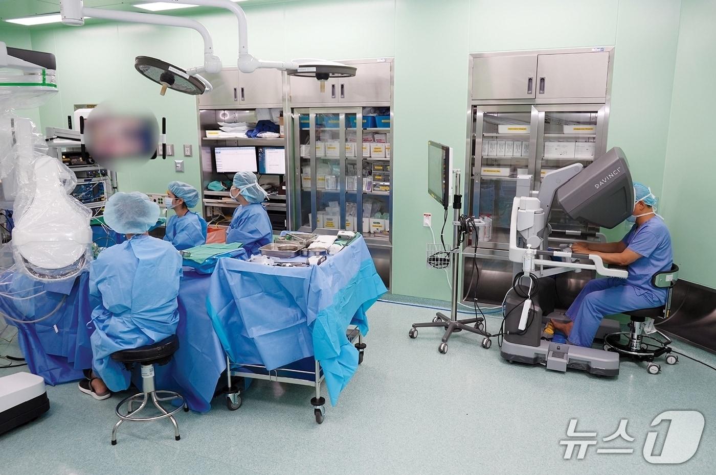 해운대백병원 로봇수술팀이 다빈치 SP를 이용한 수술을 하고 있다.&#40;해운대백병원 제공. 재판매 및 DB 금지&#41;