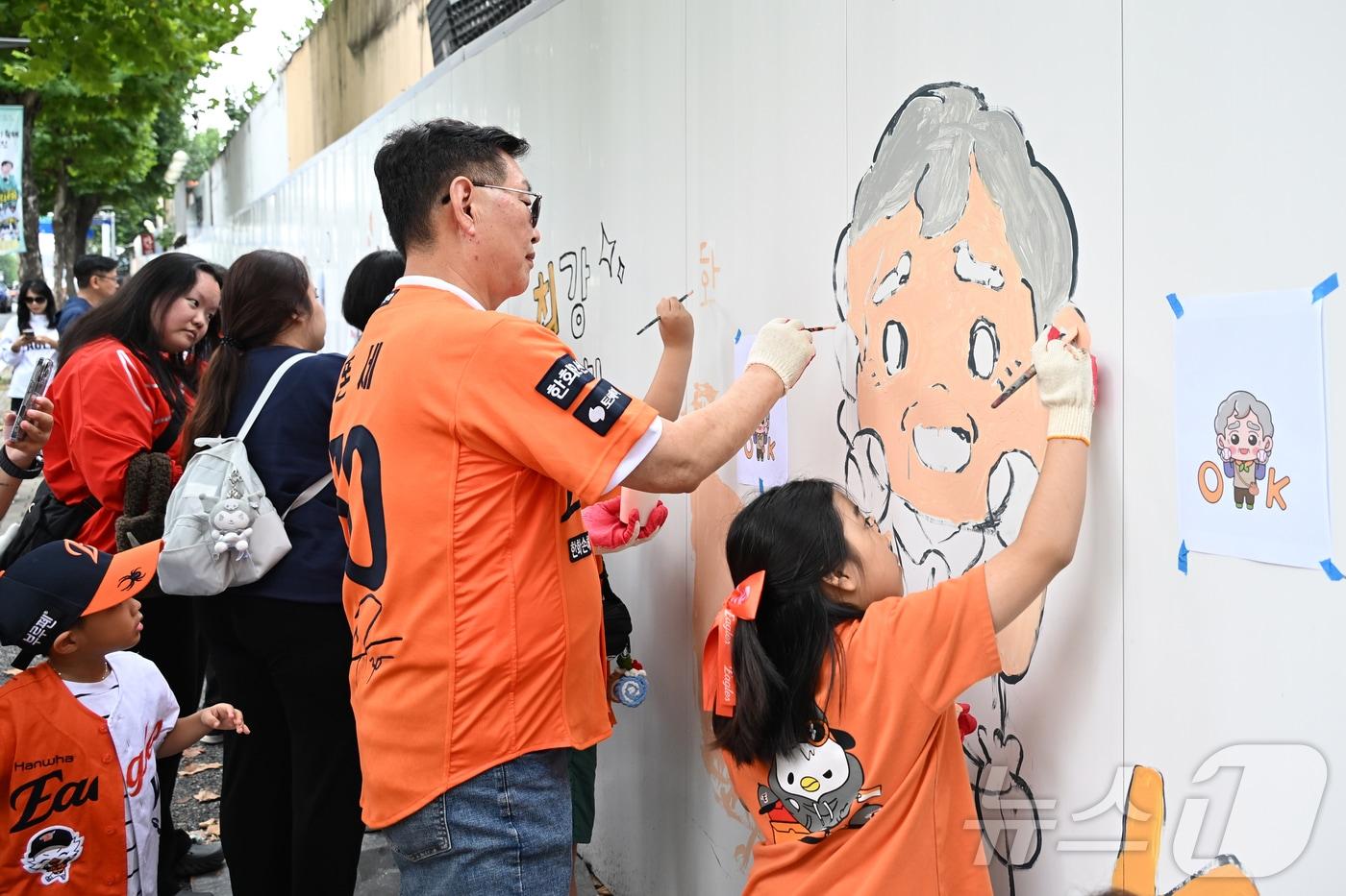 김제선 대전 중구청장이 지난 12일 중구 대종로 일원에서 시민들과 함께 한화이글스 우승기원 벽화 그리기를 하고 있다. (중구 제공. 재판매 및 DB금지) 2025.10.13/뉴스1 ⓒ News1 김기태 기자