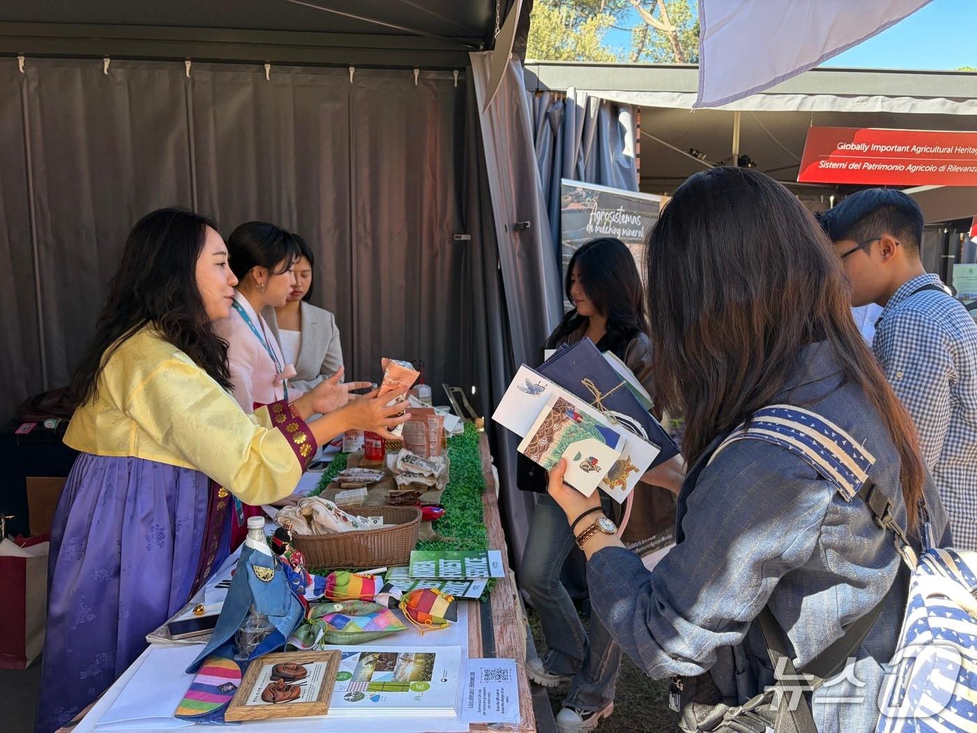 본문 이미지 -  산림청 관계자가  이탈리아 로마에서 열린 유엔식량농업기구 설립 80주년 기념글로벌 전시회에서 숲푸드를 소개하고 있다.&#40;산림청 제공.재판매 및 DB금지&#41;/뉴스1 