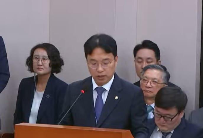 본문 이미지 - 국정감사에서 모두발언하는 강주엽 행복청장. / 국회 국토위 유튜브 캡처