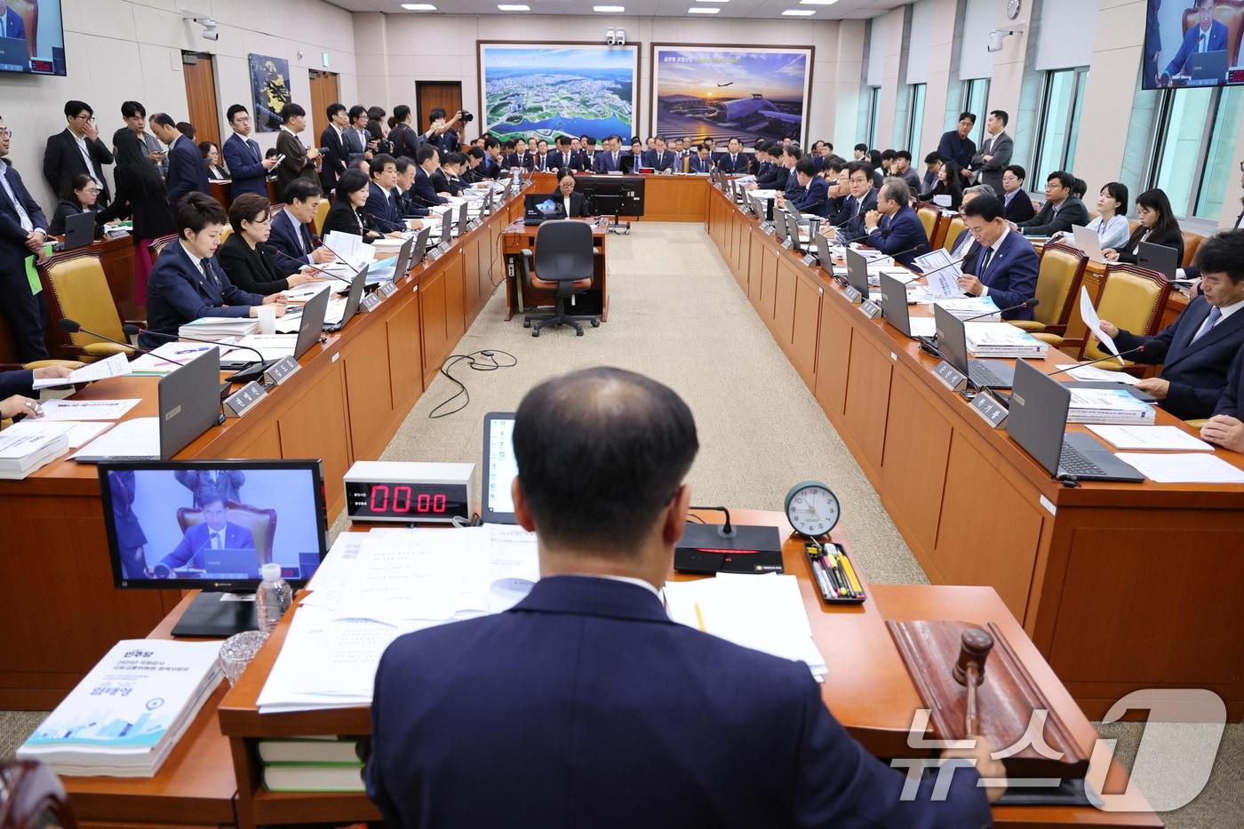 13일 서울 여의도 국회 국토교통위원회에서 열린 국토교통부 등에 대한 국정감사에서 맹성규 위원장이 의사봉을 두드리고 있다. 2025.10.13/뉴스1 ⓒ News1 신웅수 기자