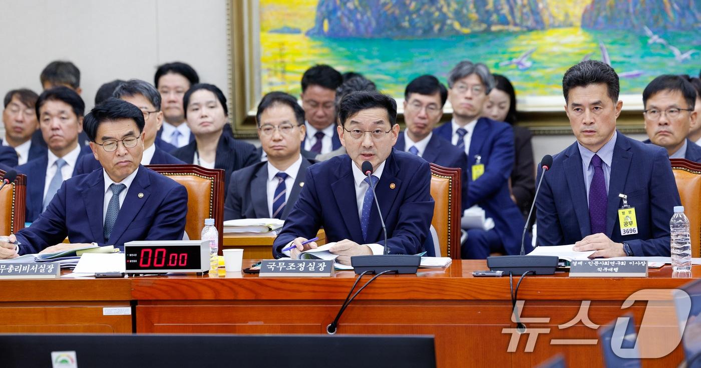 윤창렬 국무조정실장이 13일 서울 여의도 국회에서 열린 정무위원회 국정감사에 출석해 의원 질의에 답하고 있다. 2025.10.13/뉴스1 ⓒ News1 안은나 기자