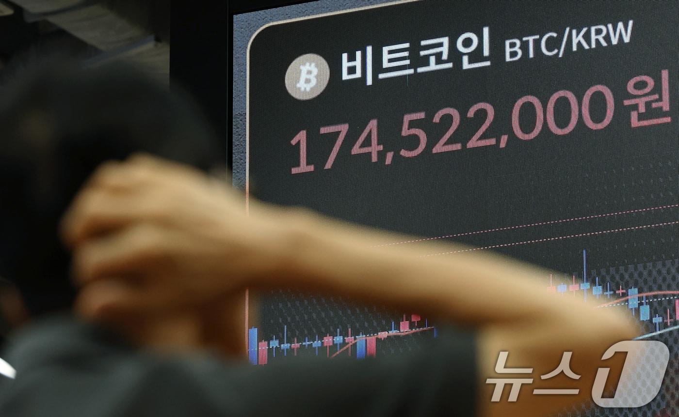 도널드 트럼프 미국 대통령의 중국에 대한 우호적인 발언 영향에 비트코인&#40;BTC&#41; 가격이 반등한 13일 서울 서초구 강남대로 빗썸라운지에 비트코인 등 가상자산 시세가 표시되고 있다. 2025.10.13/뉴스1 ⓒ News1 박정호 기자
