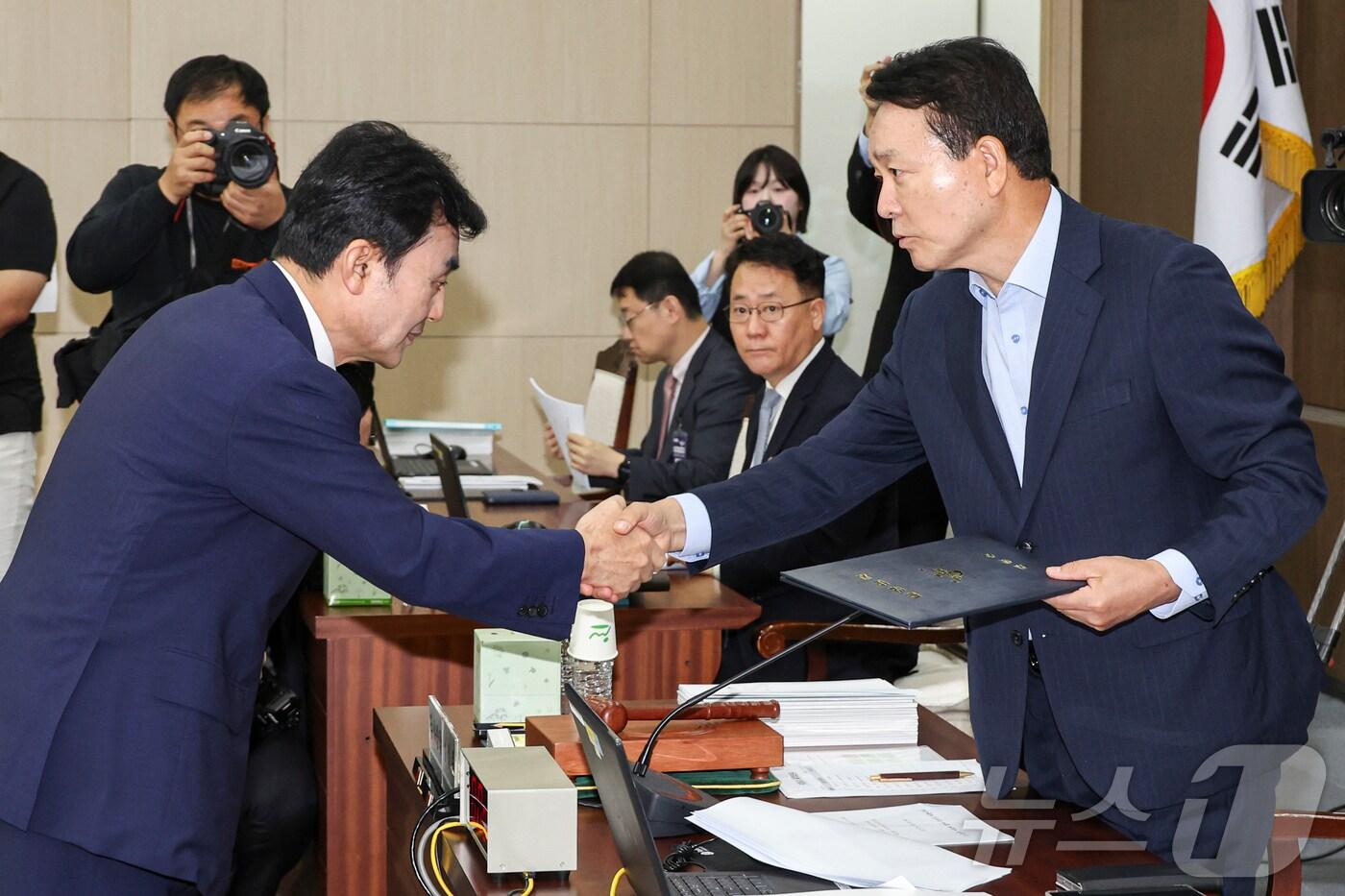 이재명 정부 첫 국정감사가 시작된 13일 오전 서울 용산구 국방부 청사에서 열린 2025 국방부 국정감사에서 안규백 국방부 장관이 선서를 마친 뒤 선서문을 성일종 국회 국방위원장에게 제출 후 악수를 하고 있다. 2025.10.13 국회사진기자단 2025.10.13/뉴스1 ⓒ News1 국회사진기자단