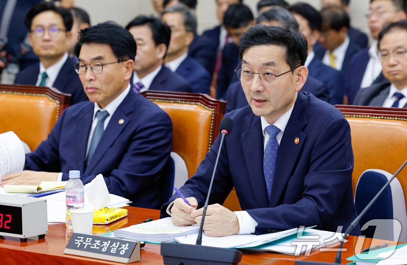 본문 이미지 - 윤창렬 국무조정실장이 13일 서울 여의도 국회에서 열린 정무위원회 국정감사에 출석해 의원 질의에 답하고 있다. 2025.10.13/뉴스1 ⓒ News1 안은나 기자