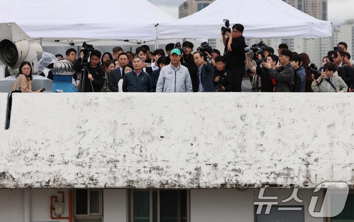 오세훈 서울시장이 13일 오전 재건축 정비계획 변경안이 통과된 서울 강남구 대치동 은마아파트를 찾아 현장을 둘러보고 있다. 2025.10.13/뉴스1 ⓒ News1 오대일 기자