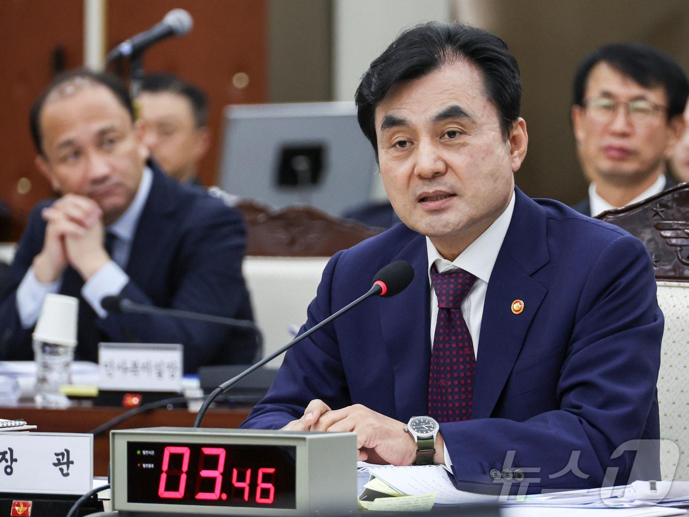 본문 이미지 - 이재명 정부 첫 국정감사가 시작된 13일 오전 서울 용산구 국방부 청사에서 열린 2025 국방부 국정감사에서 안규백 국방부 장관이 의원 질의에 답하고 있다. 2025.10.13/뉴스1 ⓒ News1 국회사진기자단