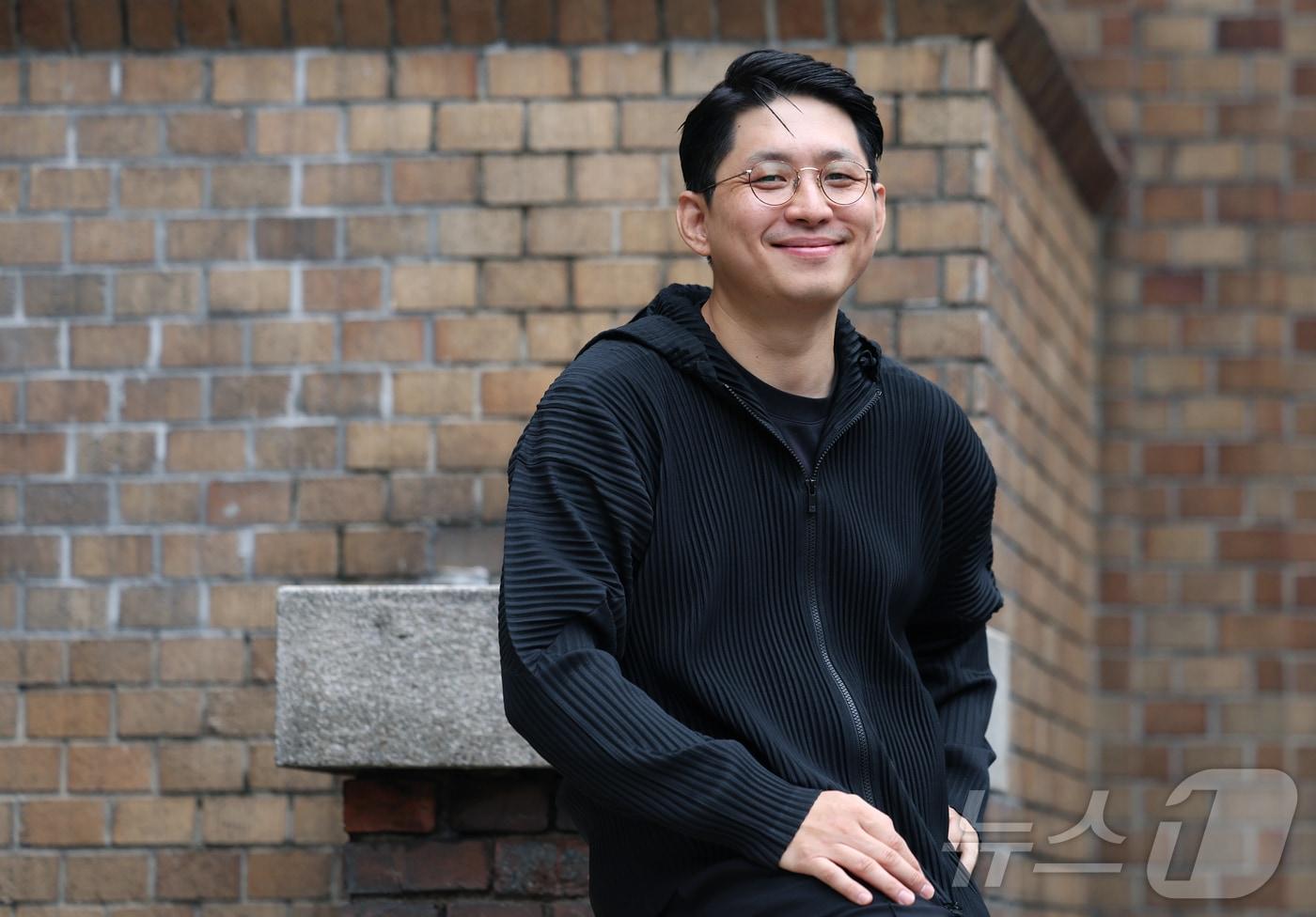 연극 연출가 겸 작곡가 구자하&#40;41&#41;가 13일 서울 종로구 예술가의집에서 열린 인터뷰에 앞서 포즈를 취하고 있다. 그가 연출한 작품 ‘하리보 김치’는 오는 16일, 18일, 19일 서울 종로구 대학로극장 쿼드에서 관객들과 만난다. ⓒ News1 권현진 기자