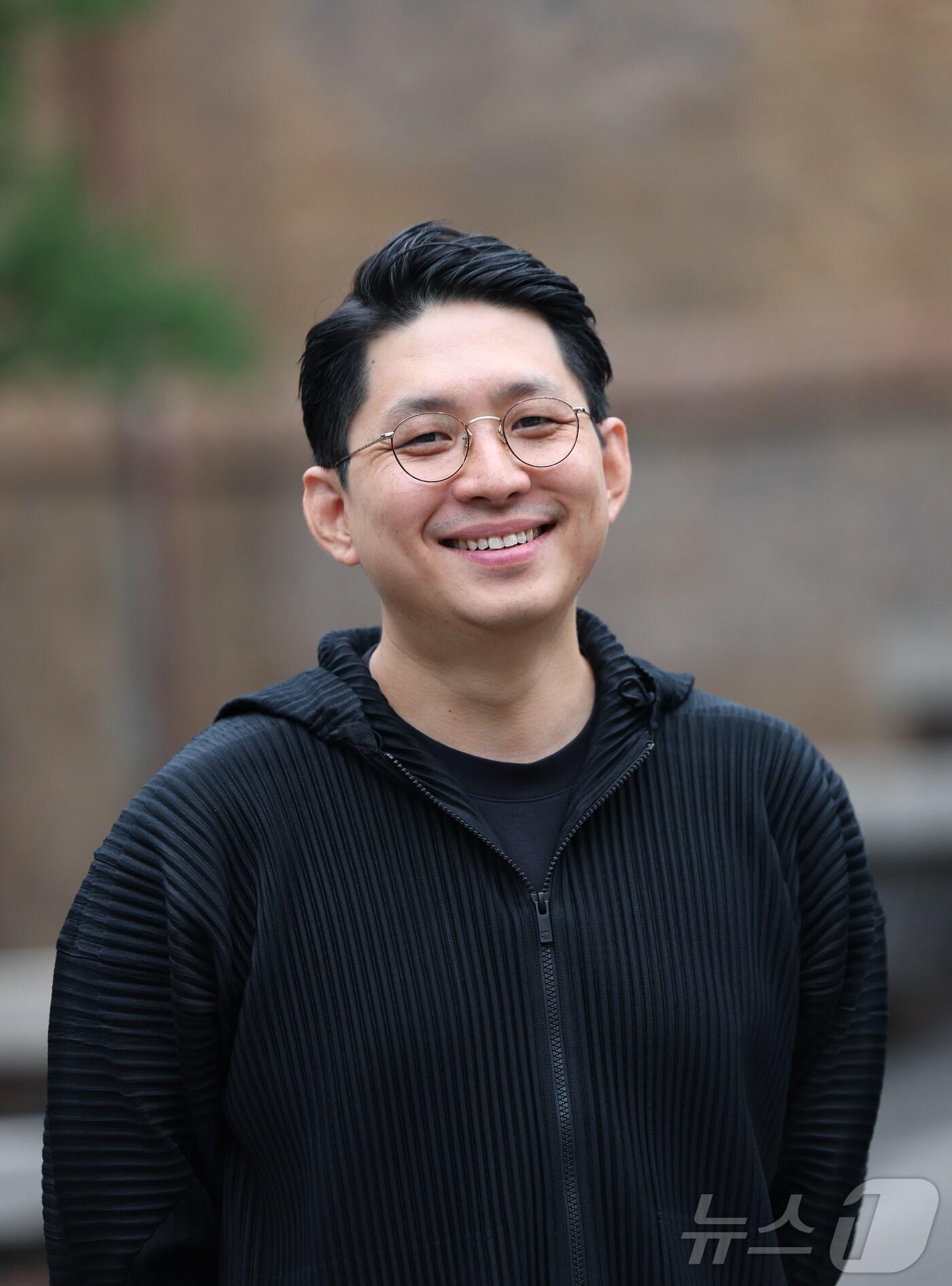 본문 이미지 - 연극  &#39;하리보 김치&#39; 구자하 작가가 13일 서울 종로구 예술가의집에서 열린 인터뷰에 앞서 포즈를 취하고 있다. ⓒ News1 권현진 기자